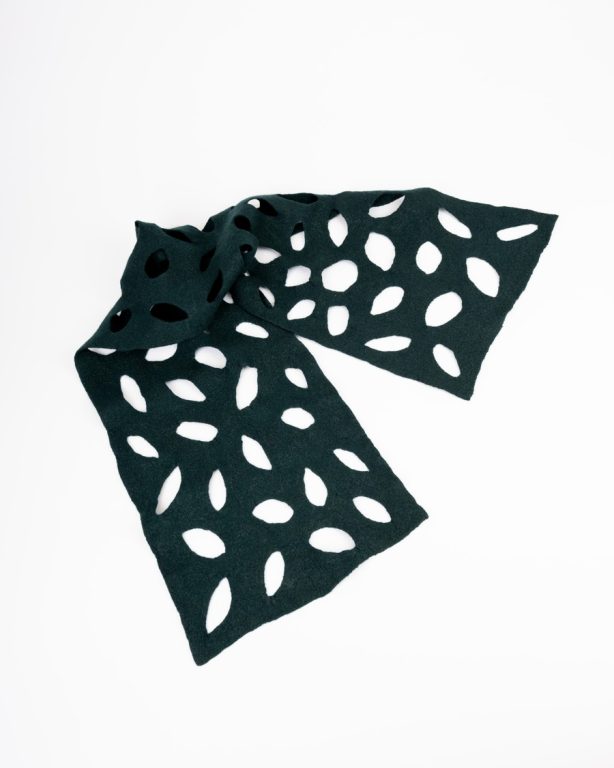 Šál plstený perforovaný