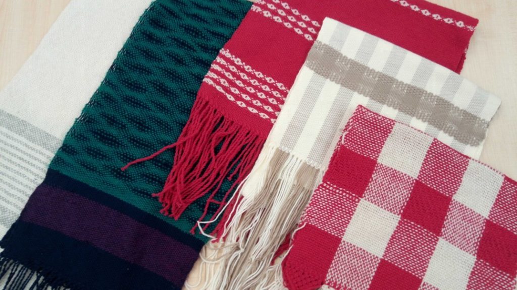 Zobraziť fotografiu Tkanie na stolových krosnách – pončo