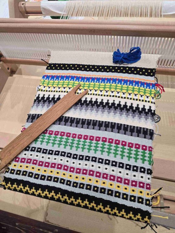 Zobraziť fotografiu Tkanie na krosnách – krokbragd