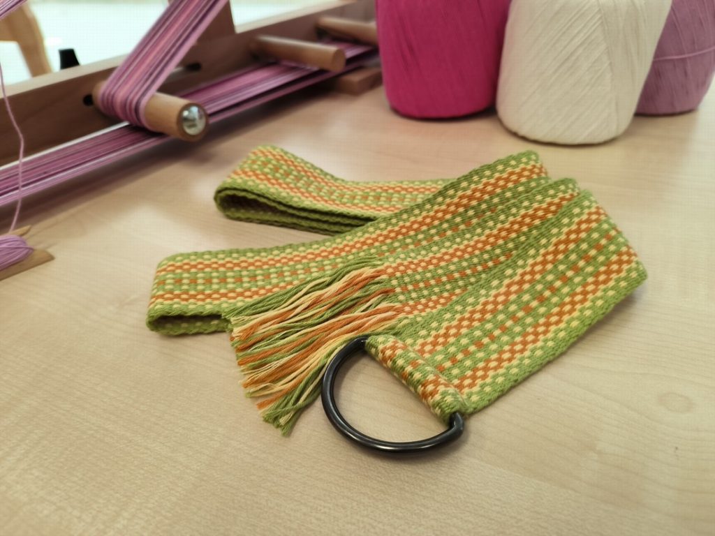 Tkaný opasok s prackou