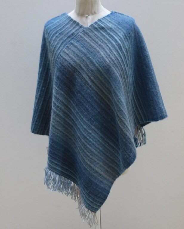 Tkanie na stolových krosnách – pončo