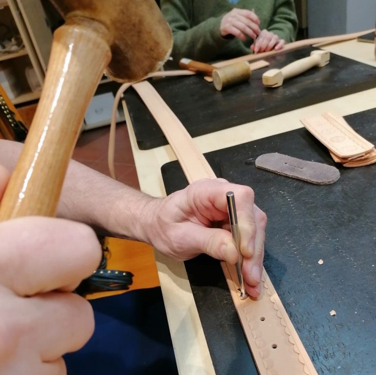 Zobraziť fotografiu Výroba z kože – remeň a náramok