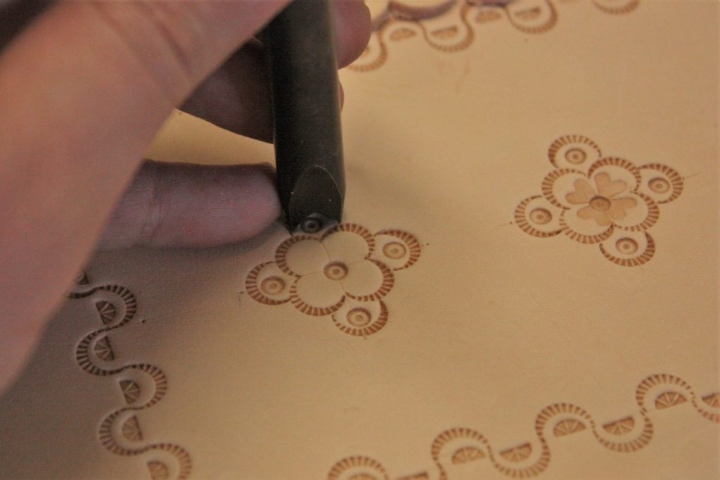 Zobraziť fotografiu Výroba z kože – remeň a náramok