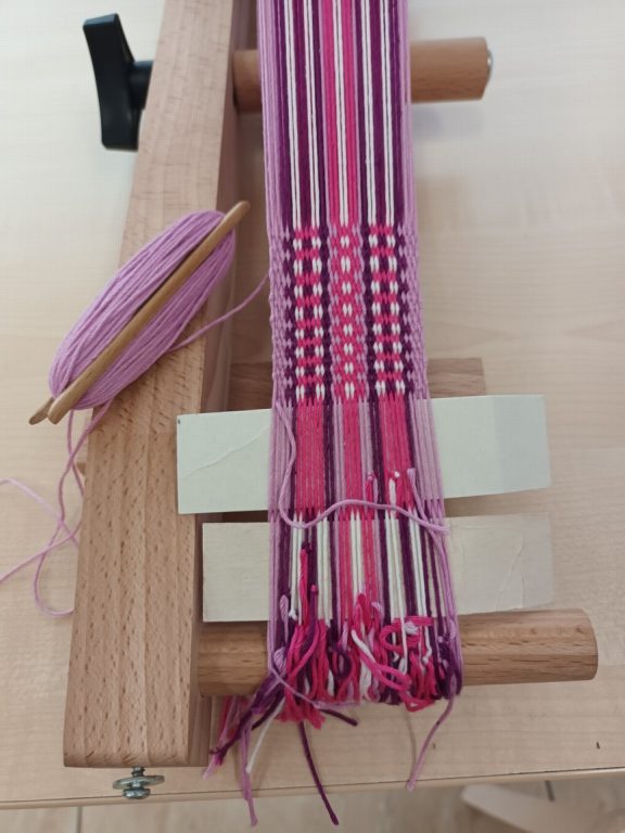 Zobraziť fotografiu Tkaný opasok s prackou