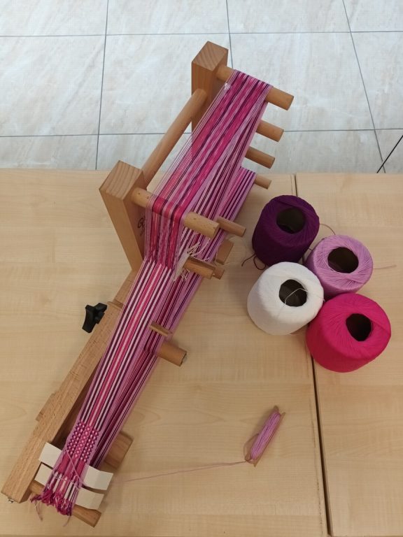 Zobraziť fotografiu Tkaný opasok s prackou