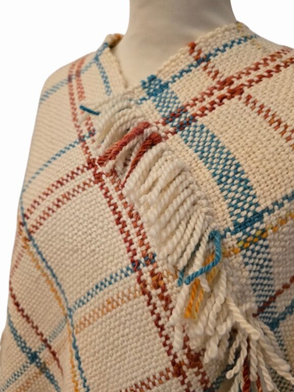 Zobraziť fotografiu Tkanie na stolových krosnách – pončo