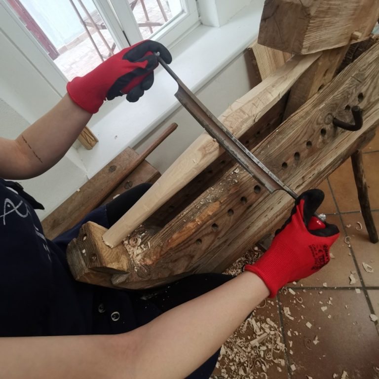 Zobraziť fotografiu Drevený stolček