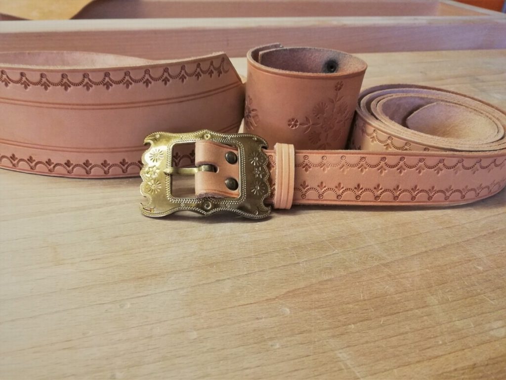 Zobraziť fotografiu Výroba z kože – remeň a náramok