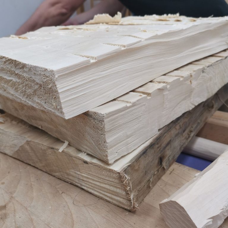 Zobraziť fotografiu Drevený stolček