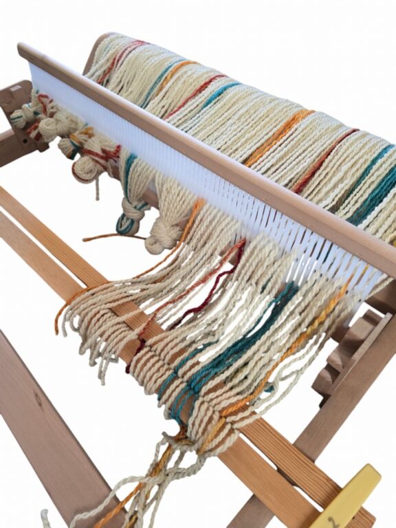 Zobraziť fotografiu Tkanie na stolových krosnách – pončo