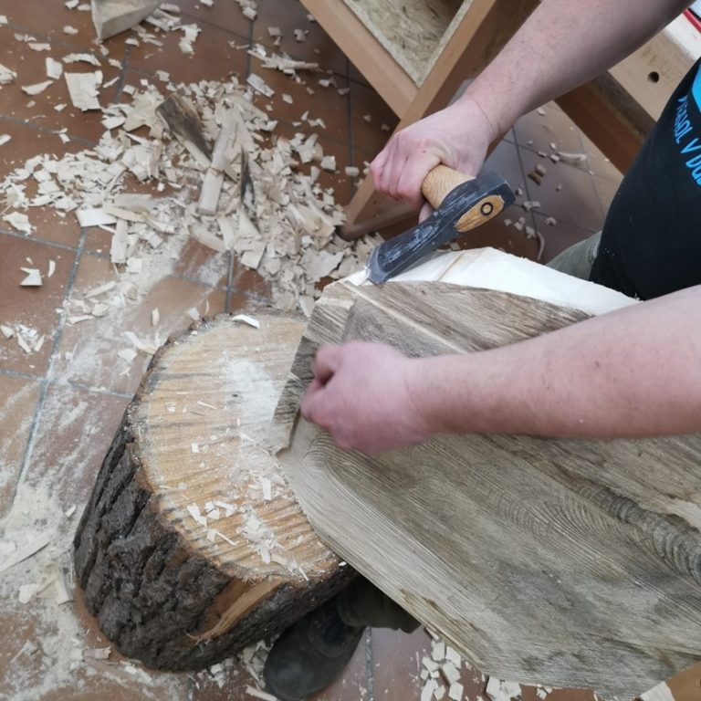 Zobraziť fotografiu Drevený stolček