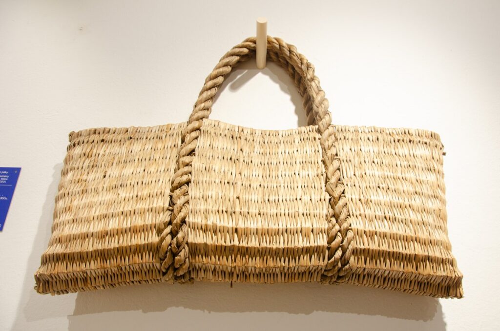 Show photo Taška z pálky Dizajn: Arnoštka Eberhardová. Výroba: ÚĽUV Uherské Hradiště, dielňa Brumovice. Etnografický ústav MZM Brno, LUV 46