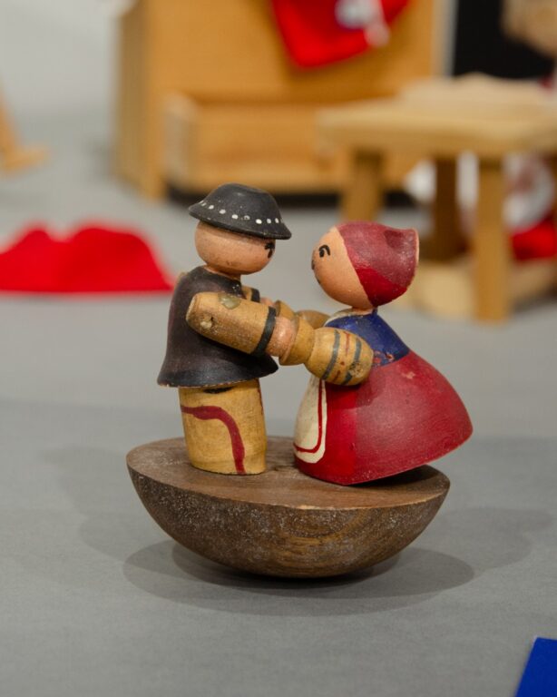 Show photo Tancujúci pár Dizajn: neznámy autor. Výroba: výrobné družstvo Javorina Spišská Belá, 1956. MĽUV Stupava, D00204