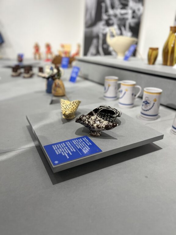 Show photo Popolníky v tvare vtákov a moriaka Dizajn: Julie Kováčiková-Horová. Výroba: neznámy autor, Pozdišovce, 50. – 60. roky. MĽUV Stupava, K00570, K00568, K00555