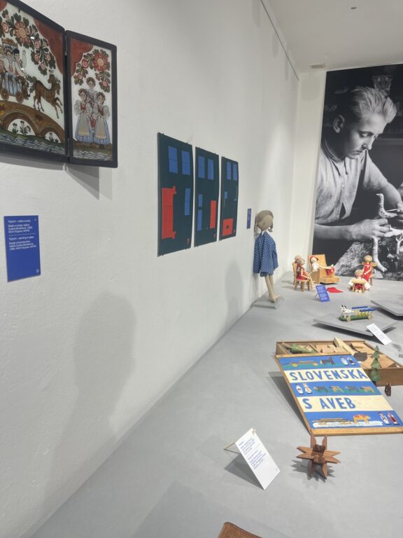 Show photo Výstava Jedna inšpirácia, dve cesty. ÚĽUV 1945 – 1989.