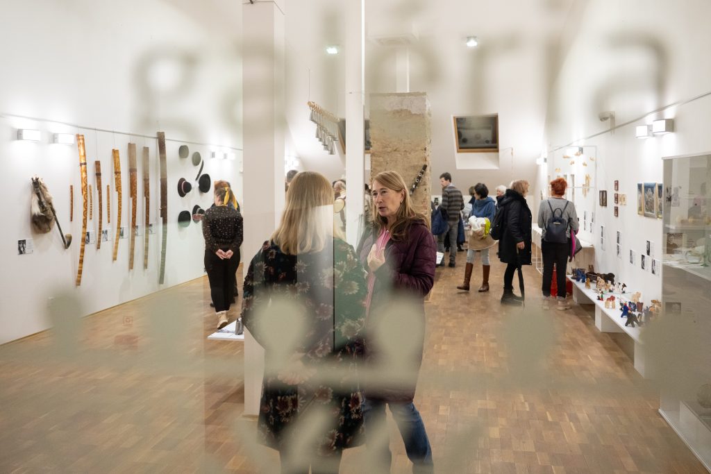 Zobraziť fotografiu Vernisáž reinštalácie výstavy Jednoducho Majstri v Galérii ÚĽUV Košice 27.11.2025