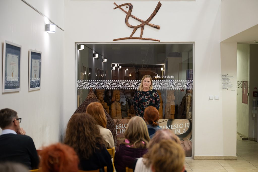 Zobraziť fotografiu Vernisáž reinštalácie výstavy Jednoducho Majstri v Galérii ÚĽUV Košice 27.11.2025