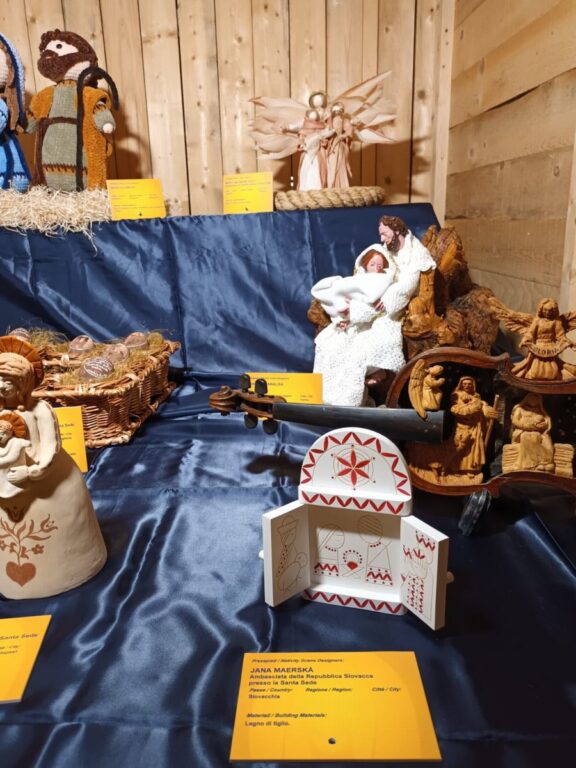 Zobraziť fotografiu Otvárací betlehem z dreva zdobený linkorezom a ornamentikou inšpirovanou kyjatickou výzdobou