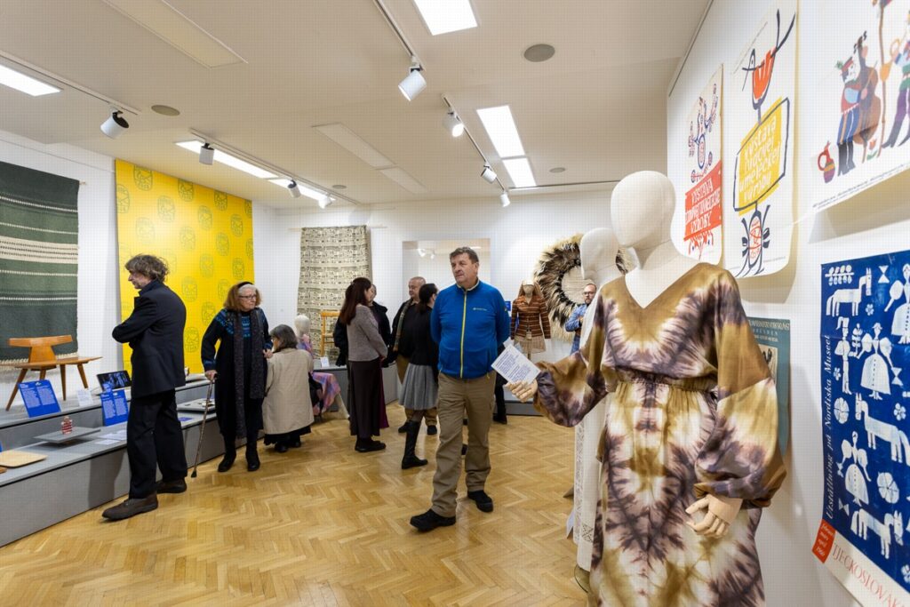 Show photo A single inspiration, two paths  ÚĽUV 1945 – 1989