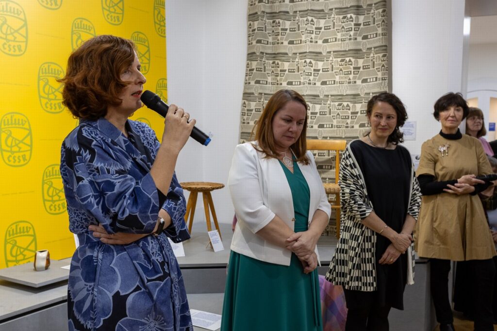 Show photo Zľava: kurátorka výstavy Zuzana Dedík Šidlíková, generálna riaditeľka ÚĽUV-u Eva Ševčíková, riaditeľka oddelenia komunikácie a podpory ĽUV Mária Hriešik Nepšinská