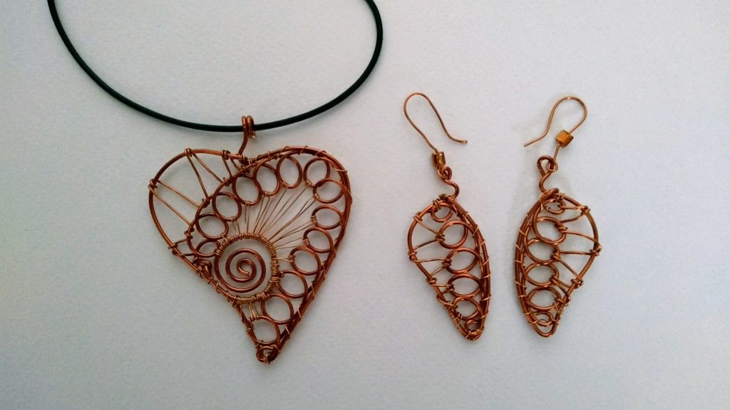 Zobraziť fotografiu Drôtený šperk – prívesok a náušnice