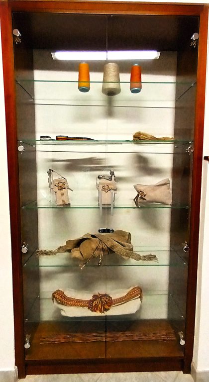 Zobraziť fotografiu Výstavné vitríny s výrobkami, Regionálne centrum remesiel ÚĽUV Banská Bystrica