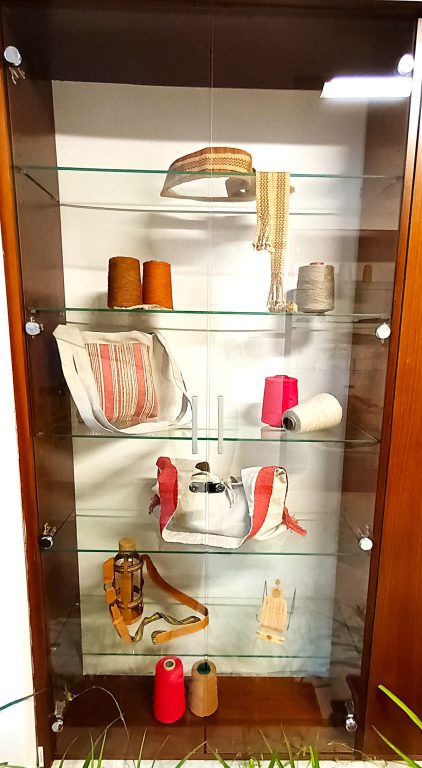 Zobraziť fotografiu Výstavné vitríny s výrobkami, Regionálne centrum remesiel ÚĽUV Banská Bystrica