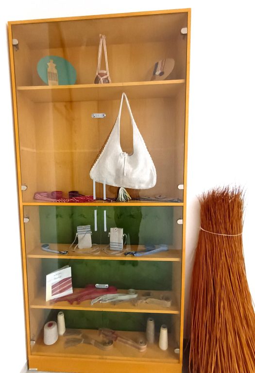 Zobraziť fotografiu Výstavné vitríny s výrobkami, Regionálne centrum remesiel ÚĽUV Banská Bystrica