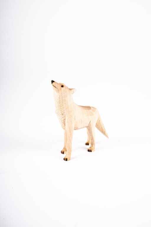 Vlk drevený zavíjajúci