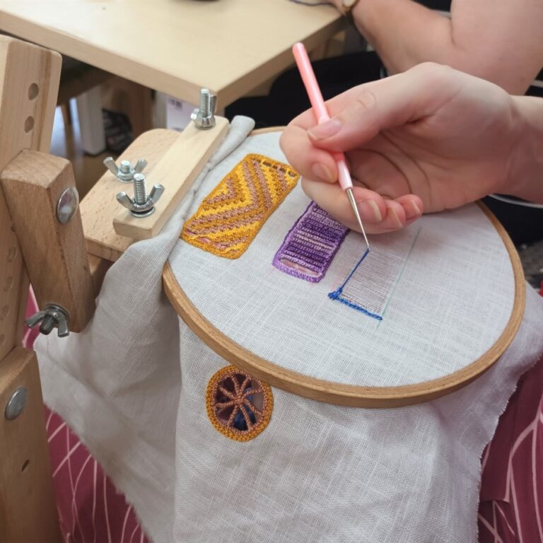 Zobraziť fotografiu Výšivka krivou ihlou II.