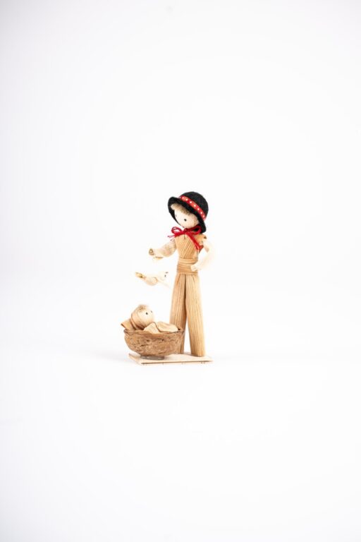 Braček zabáva sestričku