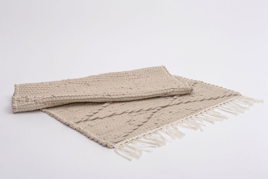 Koberec tkaný z kože – biely