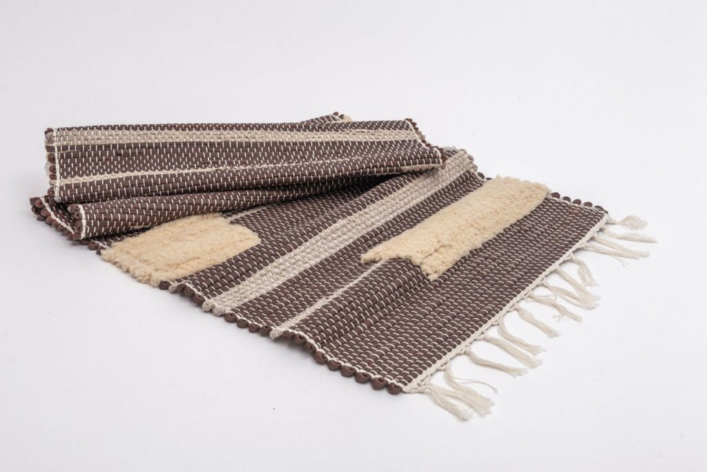 Koberec tkaný z kože – hnedý s kožušinou