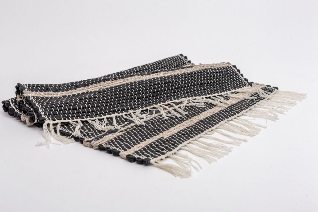 Koberec tkaný z kože – čierny s plátnom