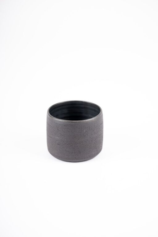 šálka kameninová čierna bez uška- stredná