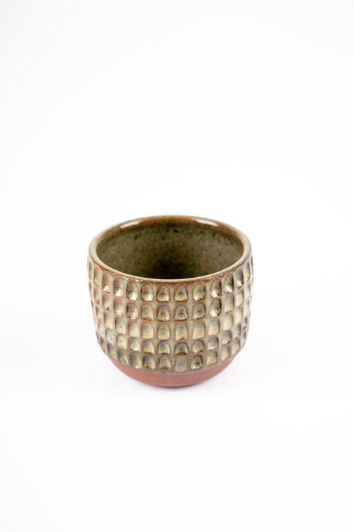 Hrnček keramický s reliéfom