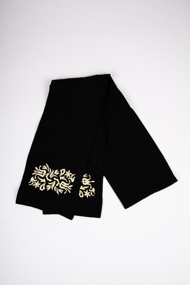 Šál / šatka s výšivkou – čierna