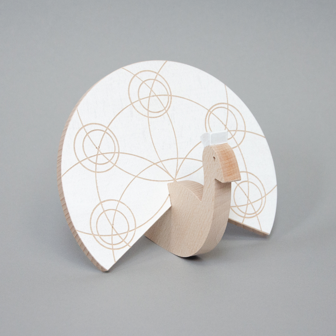 Plastika drevená – páv biely