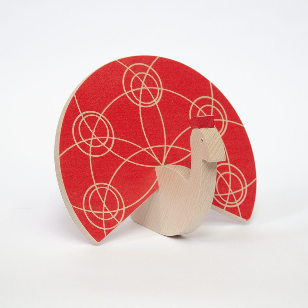 Plastika drevená – páv červený