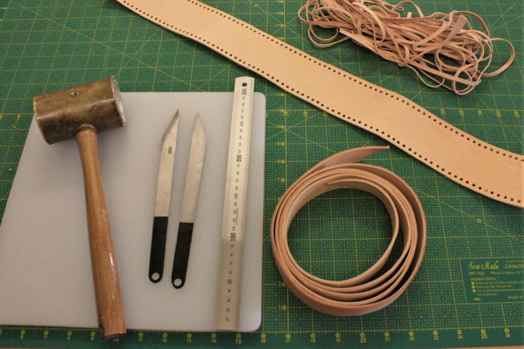 Zobraziť fotografiu Výroba z kože – pastierska kapsa