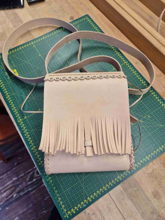 Zobraziť fotografiu Výroba z kože – pastierska kapsa