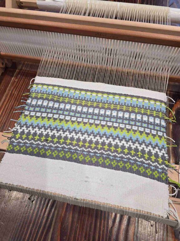 Zobraziť fotografiu Tkanie na stolových krosnách – krokbragd