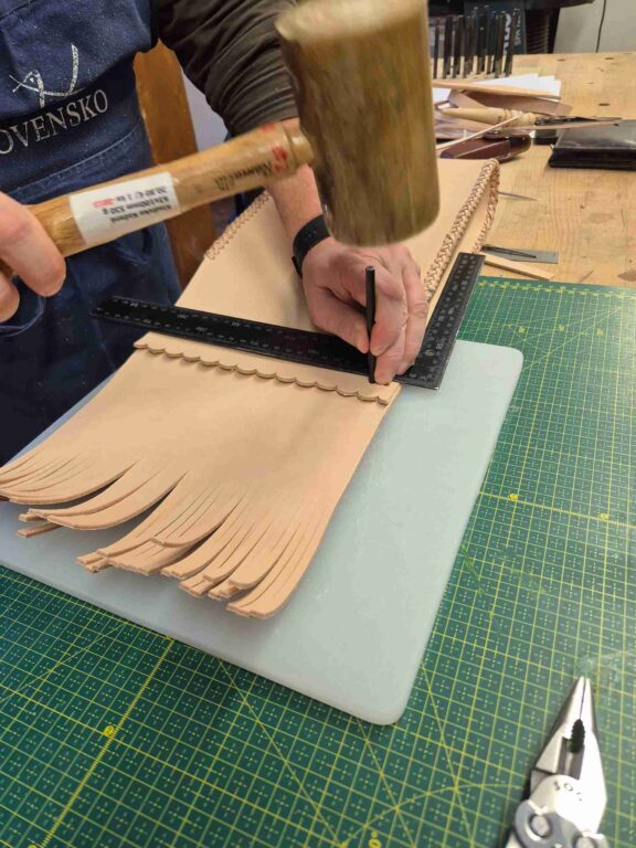 Zobraziť fotografiu Výroba z kože – pastierska kapsa