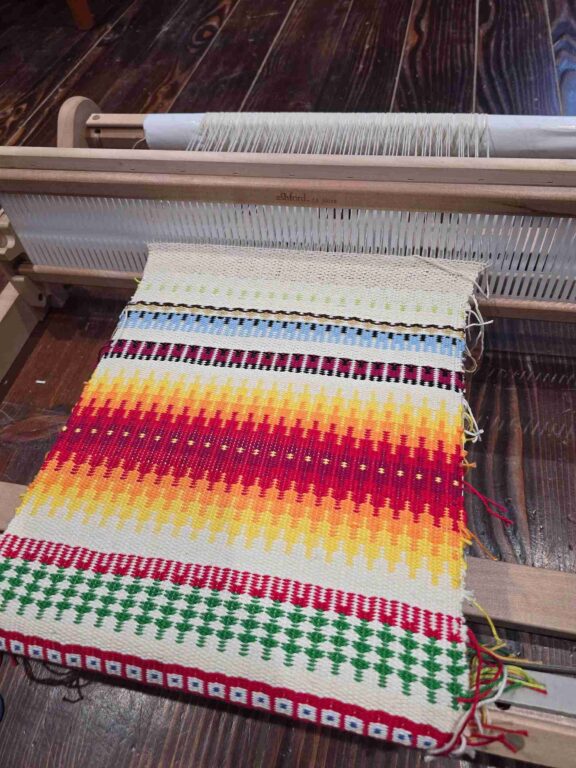 Zobraziť fotografiu Tkanie na stolových krosnách – krokbragd