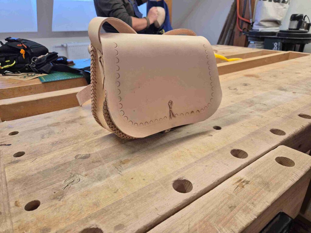 Zobraziť fotografiu Výroba z kože – pastierska kapsa