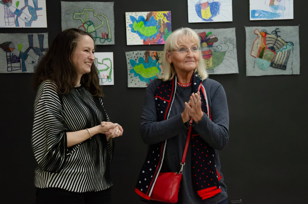 Zobraziť fotografiu Zľava kurátorka výstavy Mária Hriešik Nepšinská a autorka Blanka Šperková