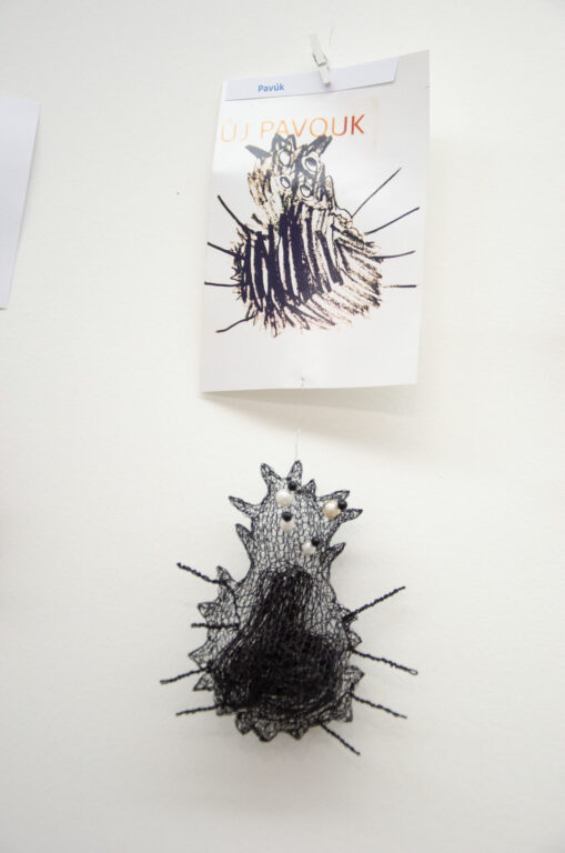 Zobraziť fotografiu Ručne pletená plastika z drôtu a sklenených korálikov zhotovená podľa kresby autorkinej vnučky Marianky