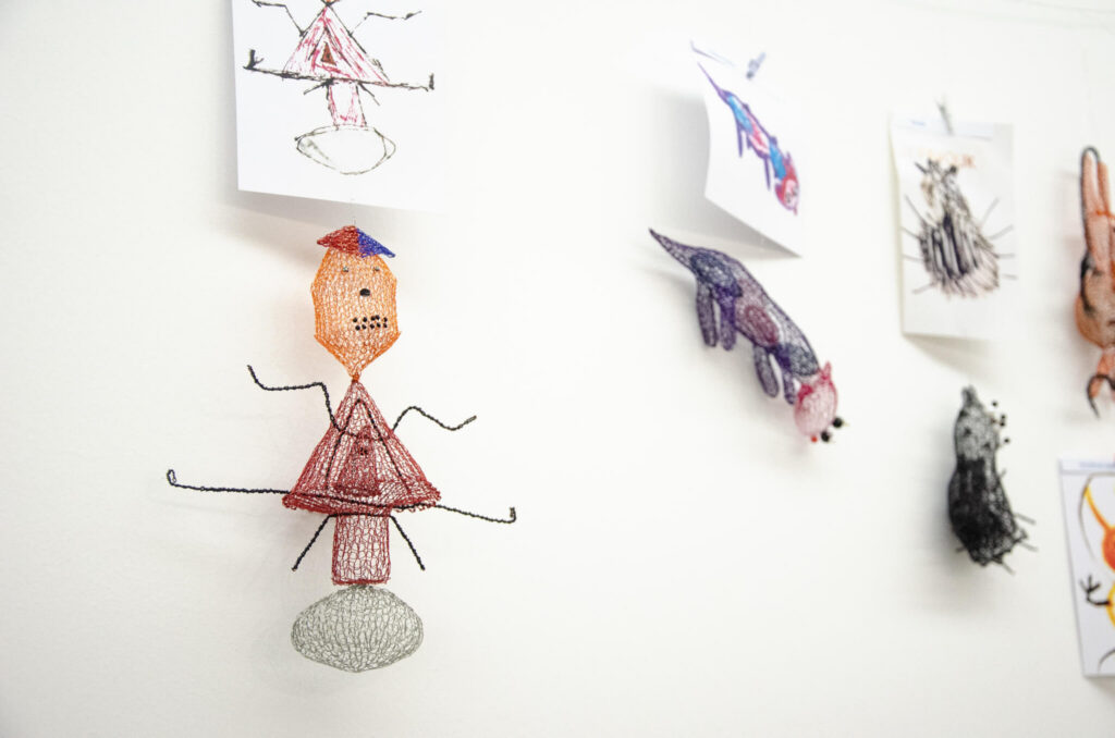 Zobraziť fotografiu Ručne pletená plastika z drôtu a sklenených korálikov zhotovená podľa kresby autorkinej vnučky Marianky