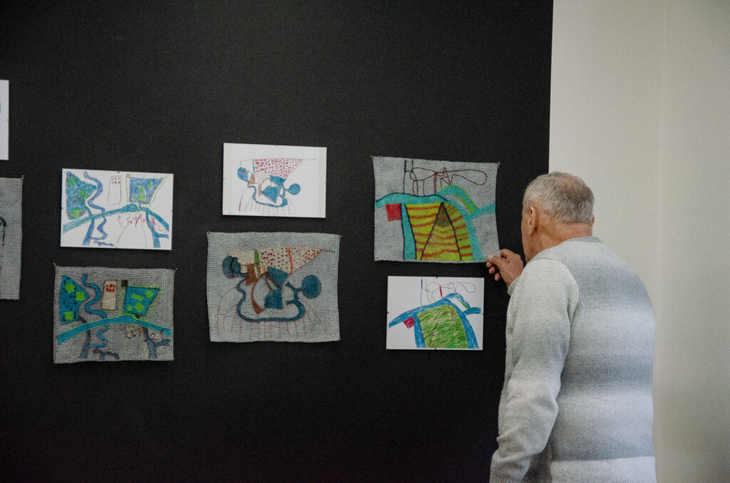 Zobraziť fotografiu Ručne pletené grafiky z drôtu zhotovené podľa kresieb autorkinho vnuka Adamka