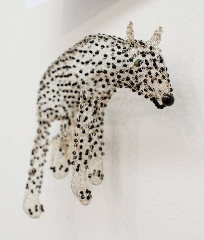 Zobraziť fotografiu Ručne pletená plastika z drôtu a sklenených korálikov zhotovená podľa kresby autorkinej vnučky Marianky